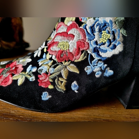 White House Black Market Women's Ankle Boots Suede Leather Embroidered US 7.5 - Picture 7 of 13